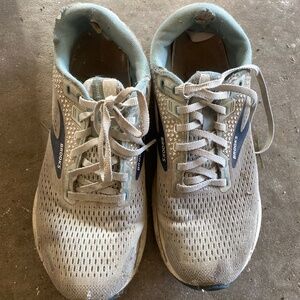 women’s Well Worn Brooks